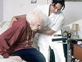 IU dice que 10.000 personas esperan ayuda a domicilio