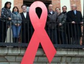 Lazo rojo en el Ayuntamiento de Las Rozas por el Día del Sida