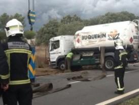 Los bomberos retiran el camión cisterna siniestrado en Valdemanco