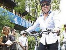 Aguirre llega al ecuador de la campaña montada en bicicleta