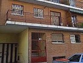 Diez intoxicados al incendiarse un piso de Vallecas