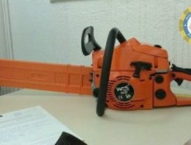 Amenaza al dueño de un bar con una motosierra para que le 'reserve' la tragaperras