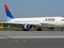 Una pasajera es desembarcada de un avión por fumar dentro del aseo
