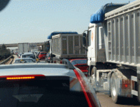 Cinco kilómeros de retenciones en la A-2 por un accidente a la altura de Torrejón