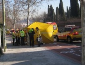 Fallece un motorista al chocar con un árbol
