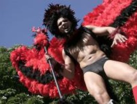 Los gays sacan su orgullo a la calle