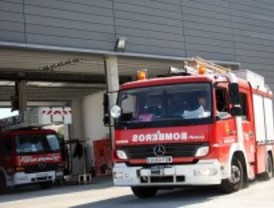 Los bomberos extinguen un incendio en un autobús cerca del túnel de Somosierra