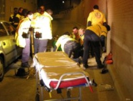 Muere un motorista al caer a la calzada y ser arrollado por un coche