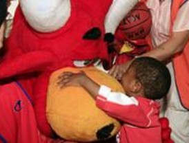 La mascota del Eurobasket visita a los pacientes del Hospital Niño Jesús