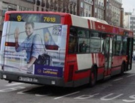 Un conductor de autobús evita con su pericia un choque con otro vehículo