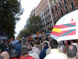 Miles de personas se manifiestan en Madrid contra el diálogo con ETA
