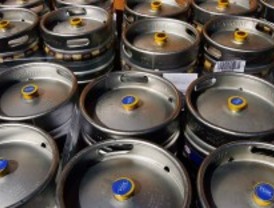 Un hombre herido grave tras caerle encima un barril de cerveza