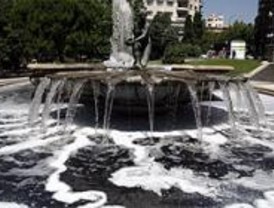 Cibeles y otras tres fuentes amanecen tintadas en protesta por un desalojo