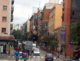 Concentración contra el deterioro de los centros educativos en Usera