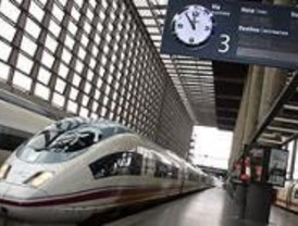 El AVE Madrid-Barcelona provoca atascos y caos circulatorio en Atocha