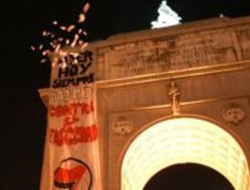 Antifascistas despliegan pancartas en el Arco del Triunfo