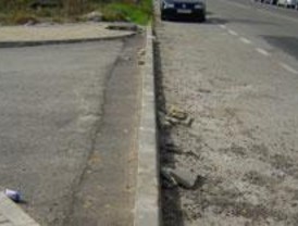 Eliminan con un martillo hidráulico el 'bordillo de la vergüenza' de Getafe