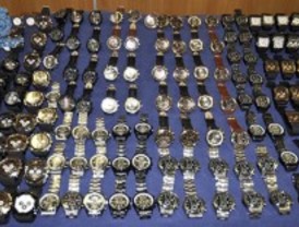 La Policía detiene a 15 personas por distribuir falsificaciones de relojes de marca
