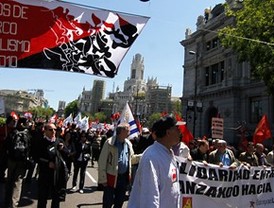 Miles de personas se manifiestan en Madrid por una huelga general