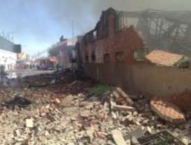 Un incendio calcina 5.000 metros cuadrados de una nave industrial en Fuenlabrada