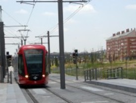 Un coche termina en las vías de Metro Ligero tras un accidente