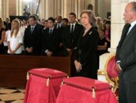 Los Reyes presiden en la Almudena el funeral por las víctimas de Barajas