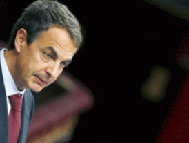 Zapatero anuncia un 'tijeretazo' sobre funcionarios, pensiones y el cheque bebé para detener el déficit