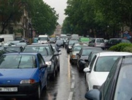 Los atascos para salir de Madrid en la primera mañana del puente alcanzan ya los 35 kilómetros