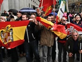 Unas 200 personas homenajean a Franco y defienden la Cruz de los Caídos