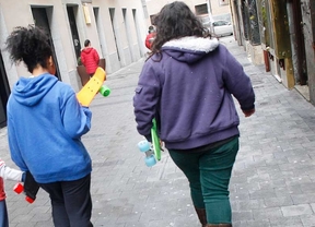 Dos niñas con sus juguetes en una calle céntrica de Madrid.