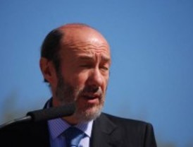 Rubalcaba critica la ambigüedad de Rajoy, pero ofrece grandes pactos de Estado