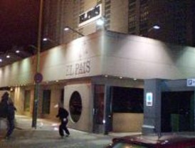 Antifascistas dejan su huella en las sedes de varios medios de comunicación