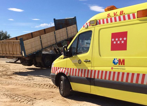 Muere un obrero aplastado al caerle el volquete de un camión