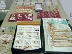 Dos ancianos encuentran un bolso con 60.000 euros en joyas