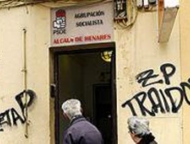 Atacan de madrugada la sede del PSOE en Alcalá con pintadas y cócteles molotov