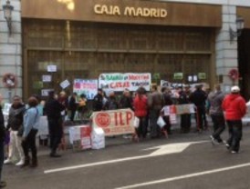 Ocupan una sucursal de Bankia y logran que se estudie 50 desahucios