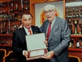 El Real Canoe Natación Club nombra socio de honor a Salvador Santos Campano por su dedicación al deporte