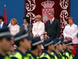 Aguirre preside la parada militar ante miles de madrileños