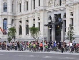 Interior limitará la circulación de las bicicletas en las aceras y obligará a usar el casco en ciudad