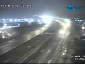 La nieve colapsa y obliga a cerrar la A-6 dejando a miles de conductores atrapados