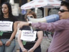 Los jóvenes de CC.OO. se 'encadenan' contra la contratación temporal