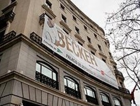 Deportes retira dos polémicos carteles de la fachada de la consejería