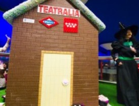 Los niños madrileños recuerdan a los Hermanos Grimm con una casita de chocolate