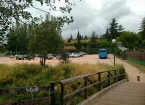 IU denuncia un 'parking' escolar en zona verde
