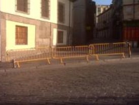 Los vecinos vallan la plaza del Conde de Barajas