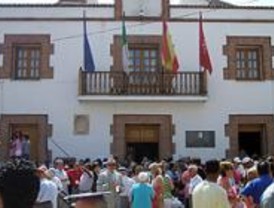 Padres de El Álamo se concentran contra la privatización de un colegio