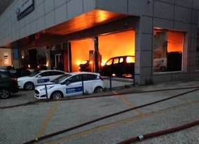 Aparatoso incendio en un concesionario de Rivas