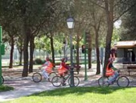 Un centenar de niños reivindican en Vallecas su derecho a ir al colegio en bici