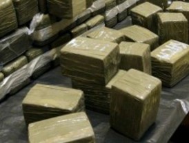 Una policía local de Melilla, detenida en Almería con 200 kilos de hachís en su coche