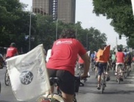 El pelotón ecologista pedalea contra la crisis